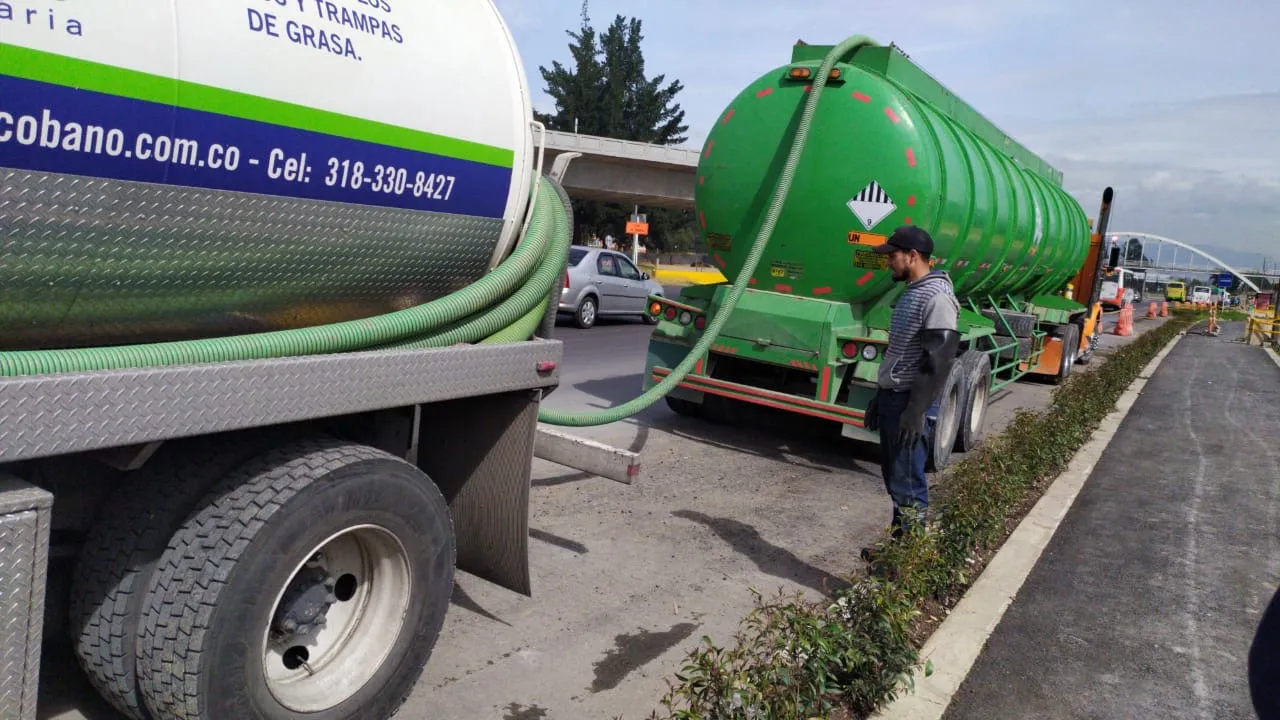 Camión vactor evacuando aguas residuales en Bogotá