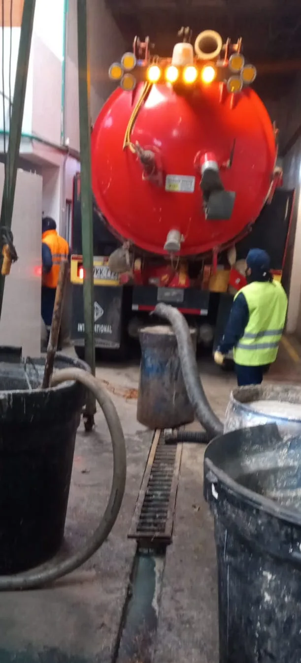 Descarga de carrotanque en PTAR AQUAPLUS Bogotá