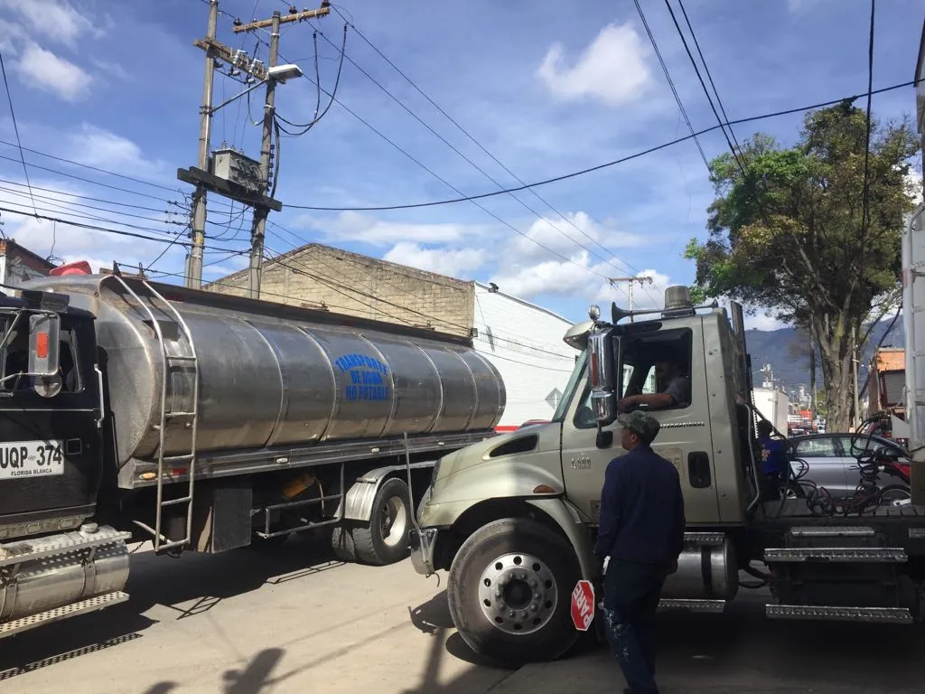 Camiones de operación para disposición final y tratamiento de aguas residuales en Bogotá