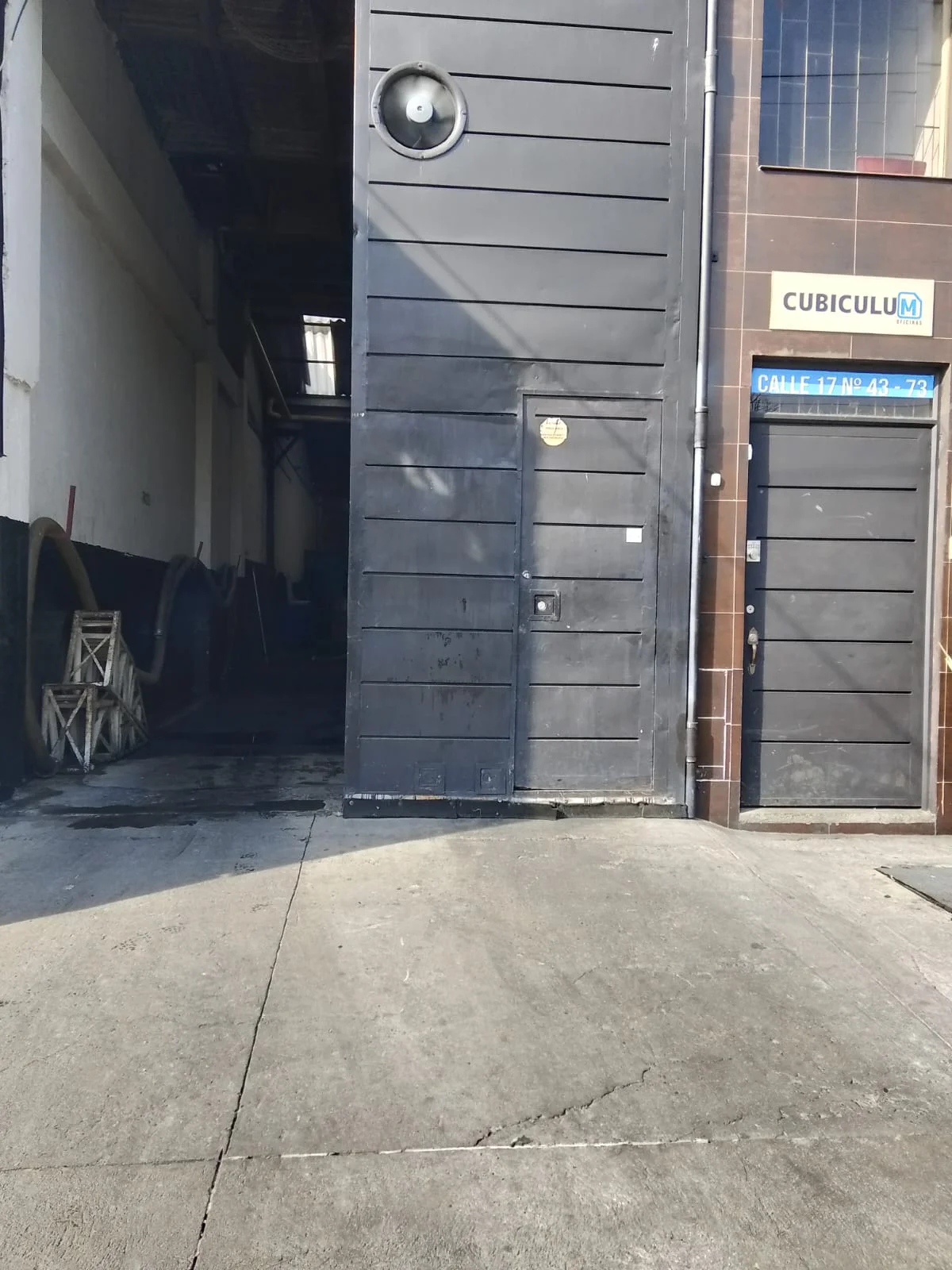 Camión vactor AQUAPLUS en operación de succión en Bogotá