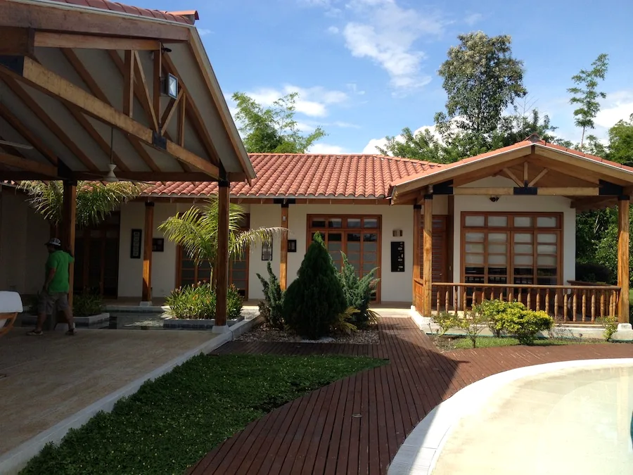 Casa campestre con zona húmeda, deck y acabados exteriores