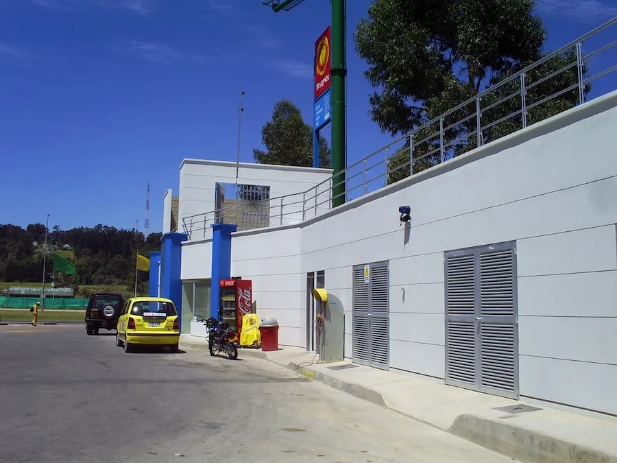 Obra civil y adecuación técnica en estación de servicio