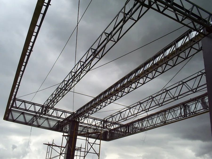 Estructura metálica para cubierta industrial en etapa de obra