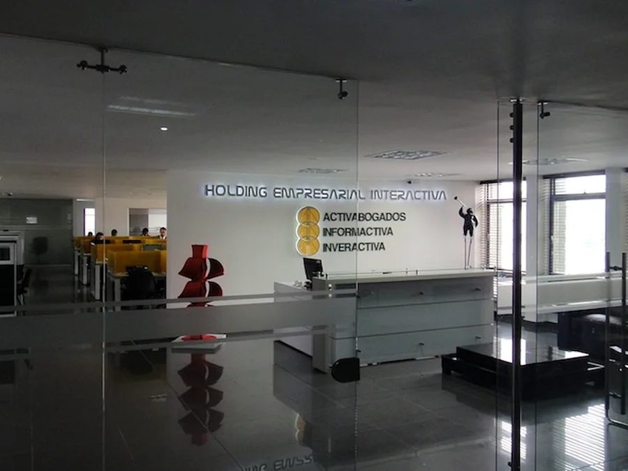 Adecuación de oficinas corporativas con divisiones en vidrio y acabados interiores