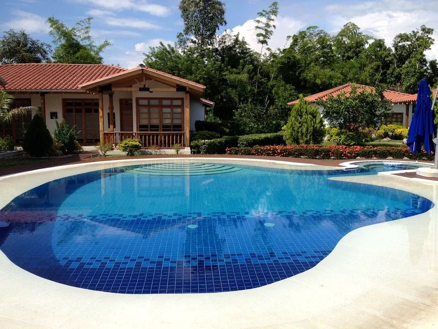 Piscina y zona húmeda de casa campestre terminada