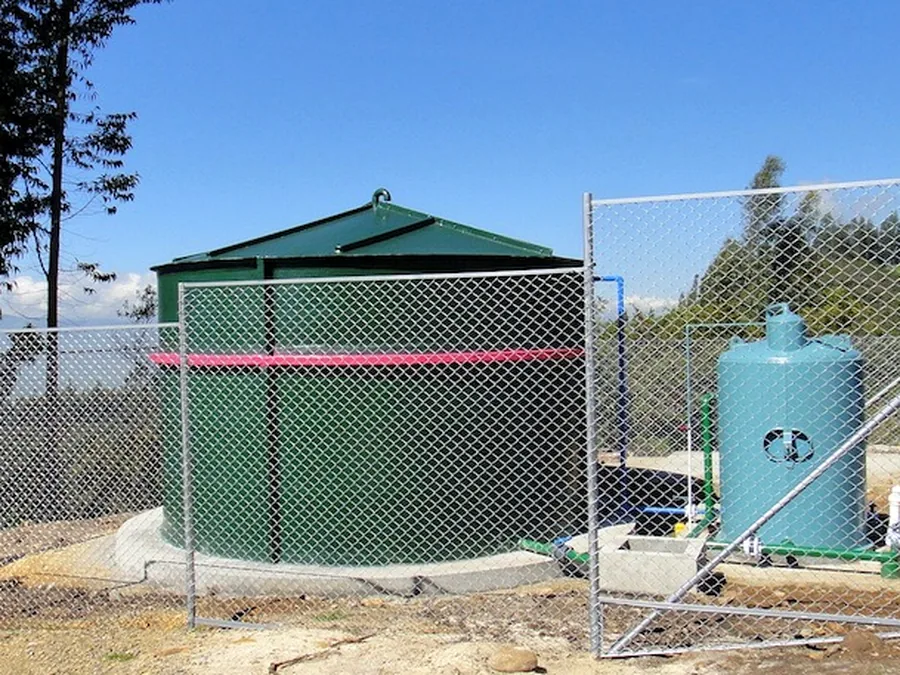 Tanques y sistema de tratamiento de agua con cerramiento técnico