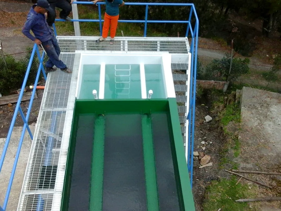 Módulo de planta de tratamiento de agua con pasarelas y barandas técnicas