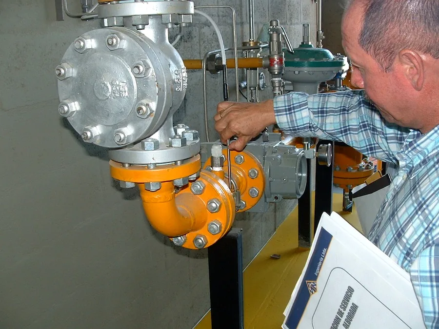 Inspección técnica de red de gas y equipos en estación de servicio