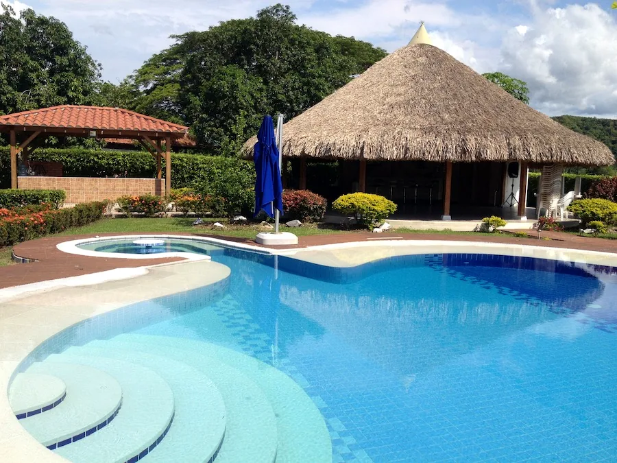 Zona húmeda con piscina, jacuzzi y kiosco en casa campestre