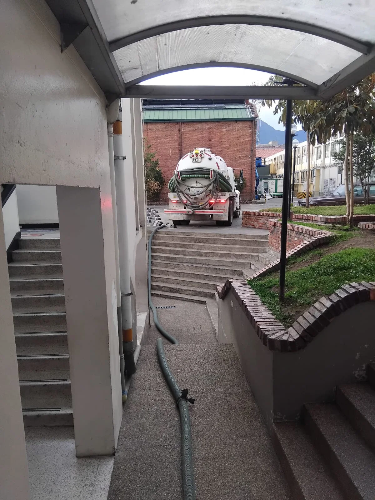 Equipo de vacío succión a distancia dentro de institución educativa en el Centro de Bogotá