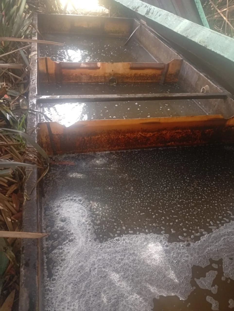 Manguera de equipo vactor realizando la succión de aguas residuales en una ptar industrial de chía.